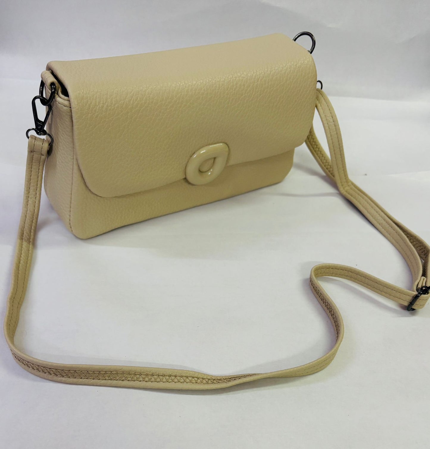 👜 Daily Charm – Textured Flap Bag