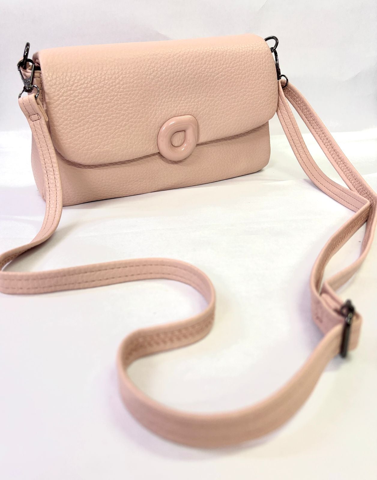 👜 Daily Charm – Textured Flap Bag